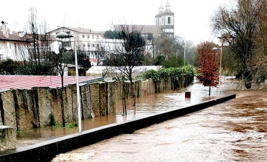 Rio Cáster transborda em vários pontos da cidade de Ovar