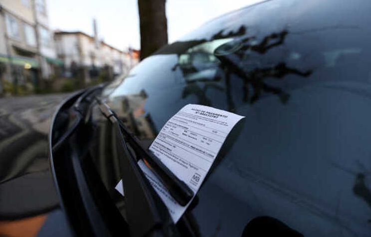 Moradores de São Miguel queixam-se das multas de estacionamento