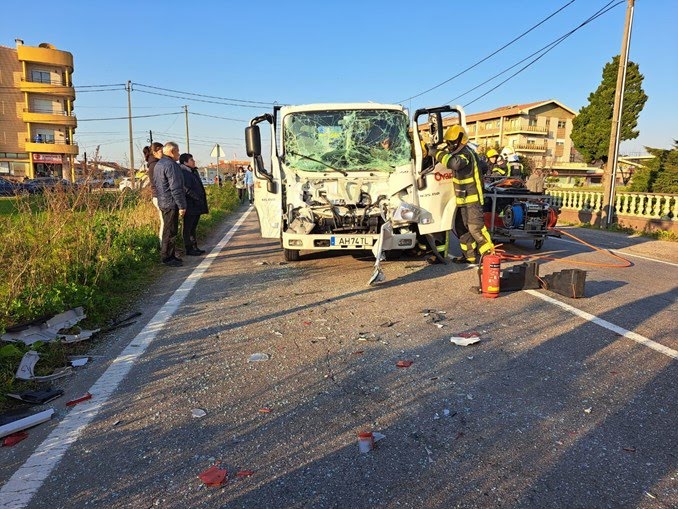 Colisão entre carro e camião causa um ferido