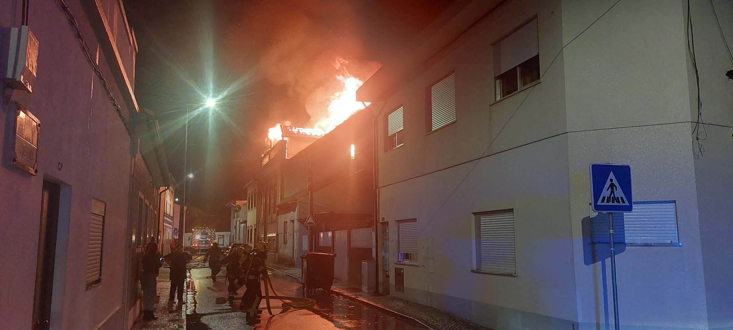 Chamas consomem casa no centro de Ovar