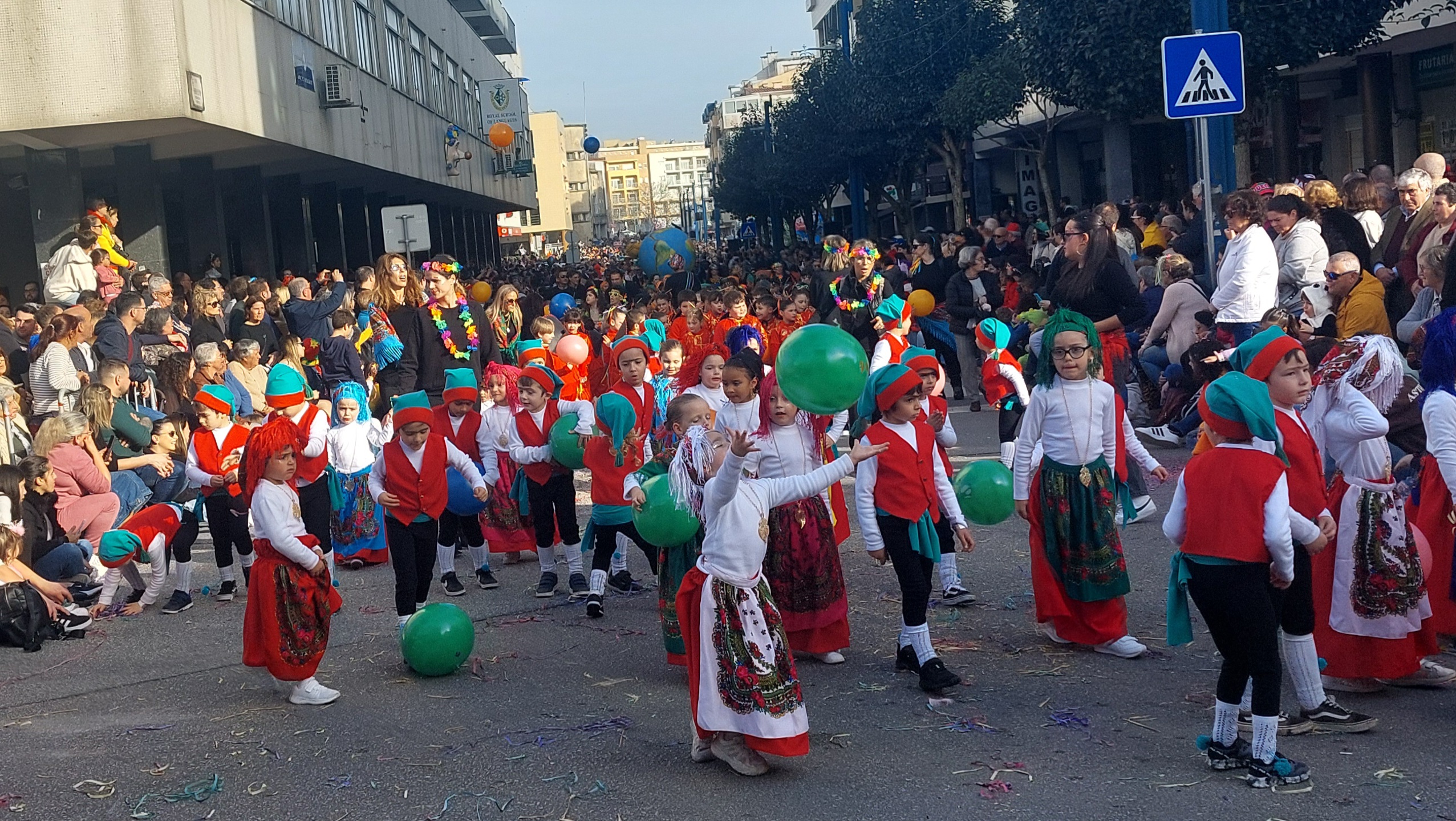 Em domingo de primavera antecipada, o Carnaval abriu em flor