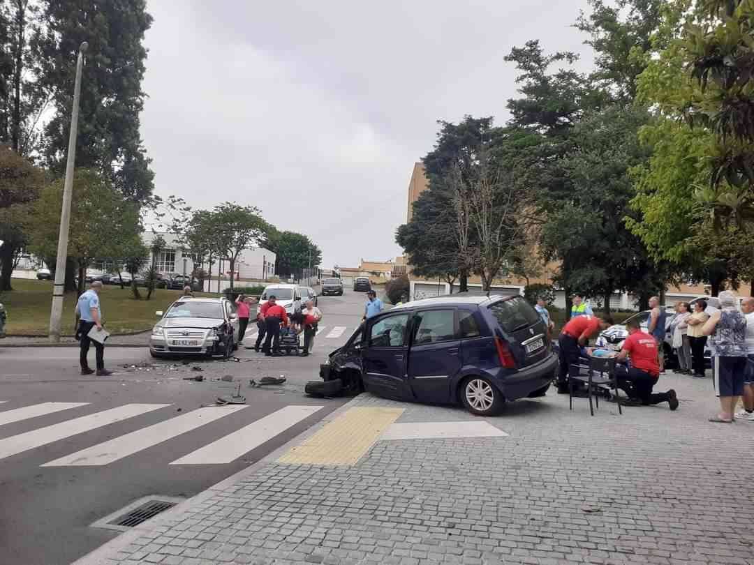 Colisão entre viaturas com feridos corta estrada ao trânsito