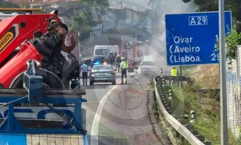 Manhã marcada por carros a arder