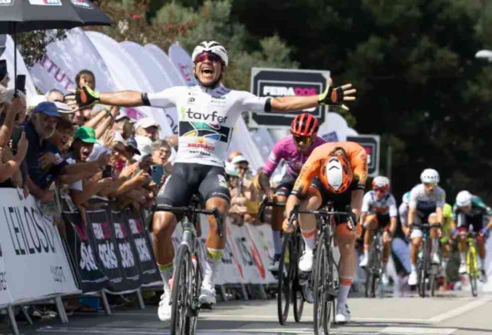 Leangel Liñarez vence à chegada a São Vicente de Pereira