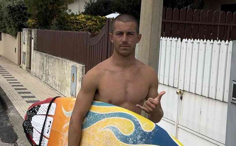 Surfista salva dois pescadores do mar na praia de Cortegaça