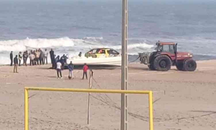 Embarcação deu à costa na praia da Torreira