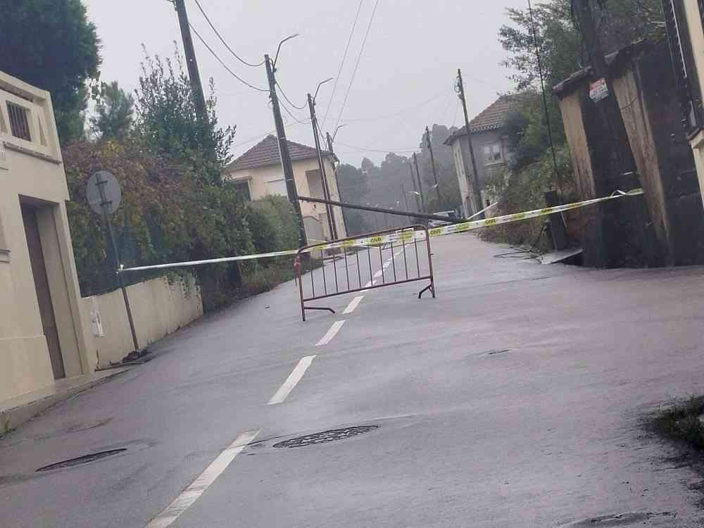 Maceda: Poste caído corta Rua do Outeiro