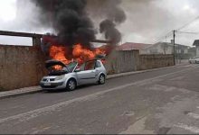 Carro a arder numa rua de São João de Ovar