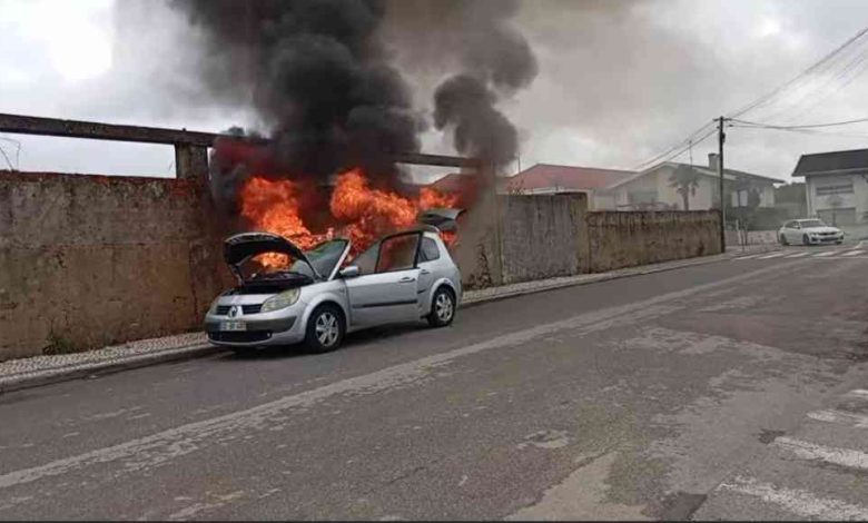 Carro a arder numa rua de São João de Ovar