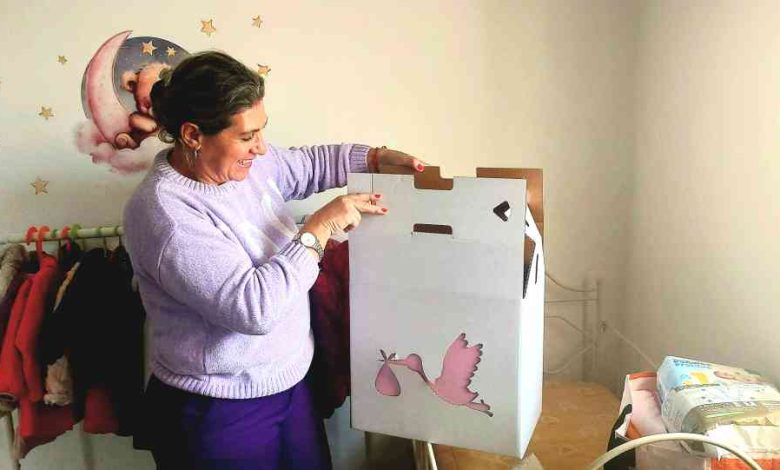 Estas Mãos embalam dezenas de bebés no Berço Solidário