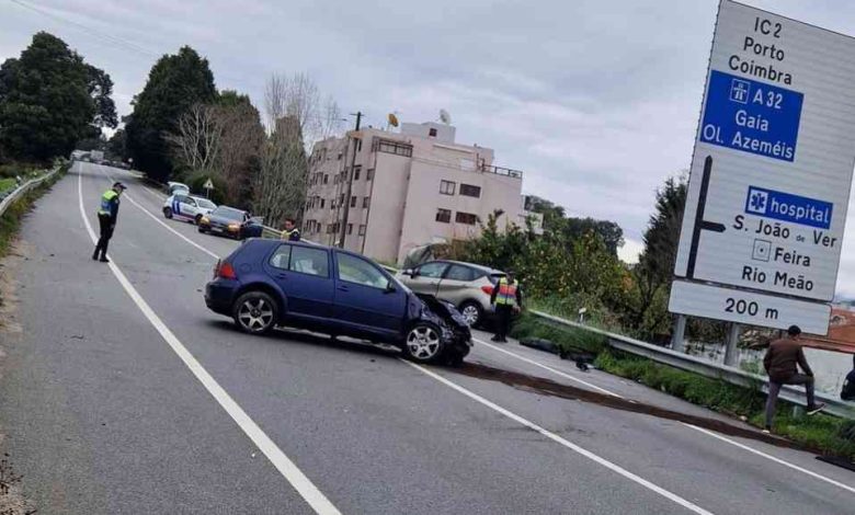 Colisão entre três veículos provoca quatro feridos na EN223