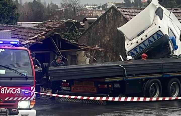 Um ferido grave em colisão entre um camião e um ligeiro