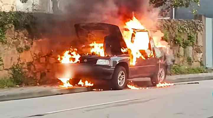 Automobilistas surpreendidos com mais uma viatura ligeira a arder na via pública