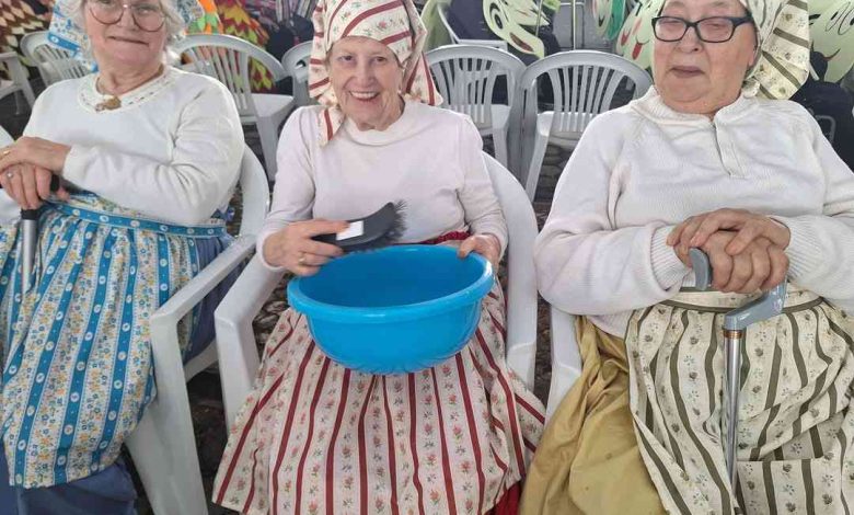 Lavadeiras de Lourosa brincam ao Carnaval de Ovar sem idade