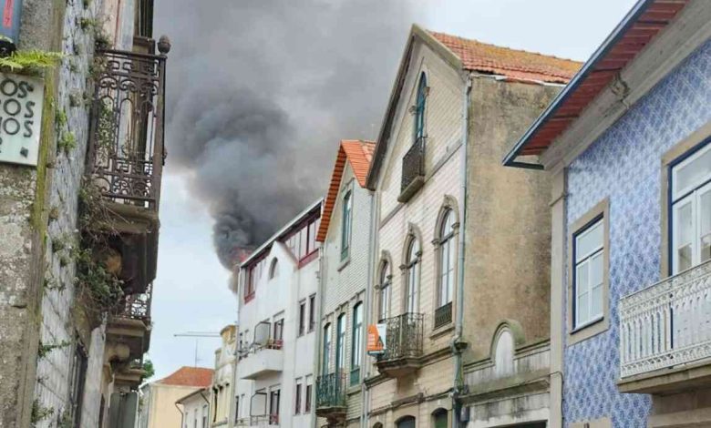 Incêndio urbano no centro de Ovar desaloja mãe e filho (c/vídeo)