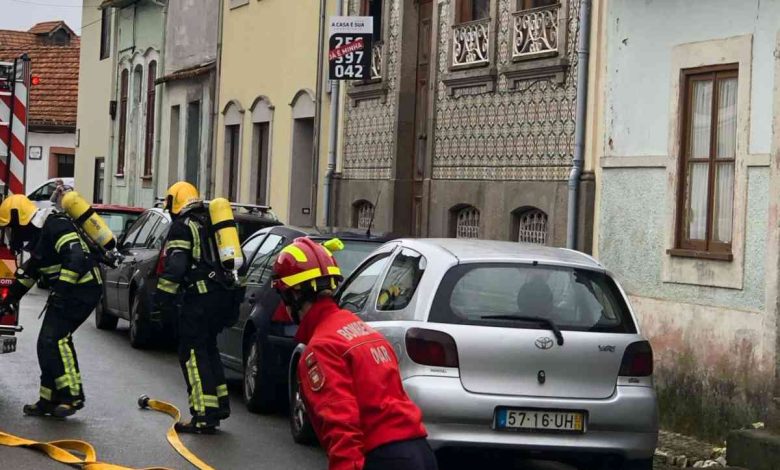 Fogo reacende em casa que ardeu em 2023