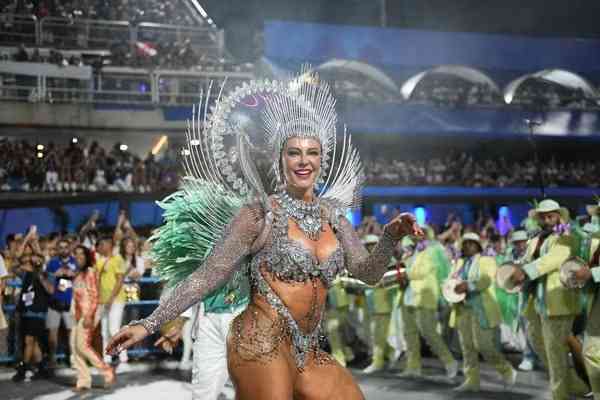 Sem a pressão da competição, escolas de samba dão show no Desfile das Campeãs